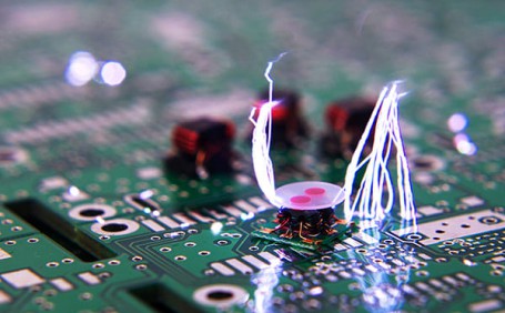 電子設(shè)備類工廠為什么必須穿防靜電安全鞋？